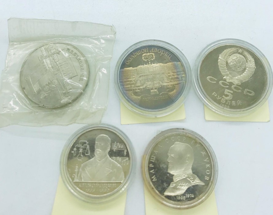 A selection of Five cupro-nickel coins: 1990 5 Roubles, 1990 1 Rouble, 1988 5 Roubles, 1993 1