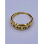 An 18ct gold ring with missing stone (4g)