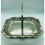A Silver basket with handle, hallmarked London 1924, 400g