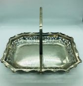 A Silver basket with handle, hallmarked London 1924, 400g