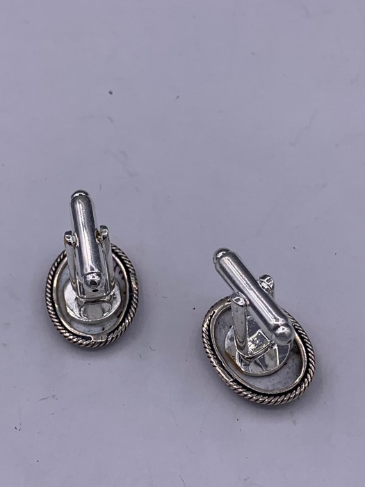 A pair of silver pictorial cufflinks depicting a dog - Image 4 of 4