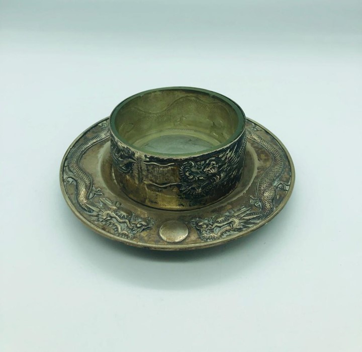 A Chinese silver and glass bowl on three feet, marked Yok Sang (1880 -1920) (110g excluding glass - Image 3 of 4