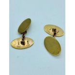 A pair of 9ct yellow gold machine tooled gents cuff links (6g)