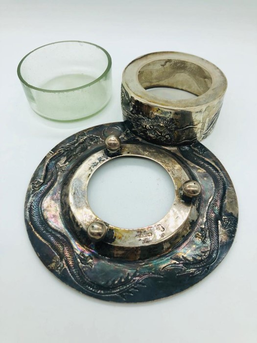 A Chinese silver and glass bowl on three feet, marked Yok Sang (1880 -1920) (110g excluding glass - Image 4 of 4