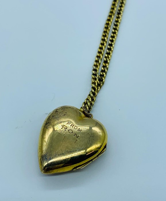 A 9ct yellow gold heart pendant on a 9ct chain (7.4g)