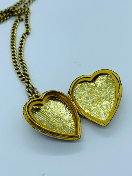 A 9ct yellow gold heart pendant on a 9ct chain (7.4g) - Image 4 of 4