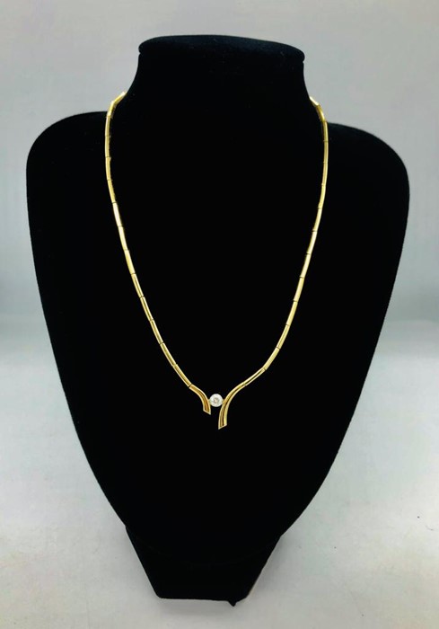 A Gold jointed 18ct necklace with central diamond of approximately 1 carat.