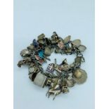 A silver charm bracelet (122g)