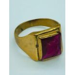 A 9ct gold signet ring (7gTotal Weight)