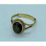 A 9ct yellow gold with smoky quartz ring (2.6g)