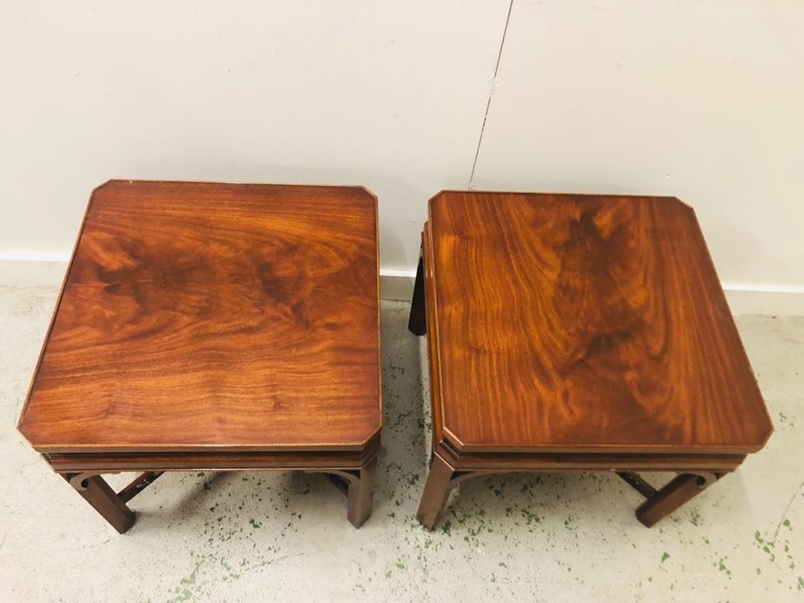 Pair of low side or lamp tables with shaped x stretcher H 50 cm x W 56 cm D 56 cm - Image 3 of 3