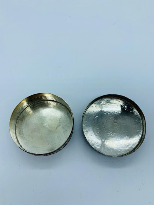 An Indian silver pill box - Image 2 of 3