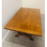 Large extendable dining table with unscrew legs