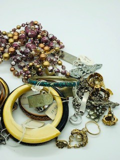 A selection of costume jewellery - Image 3 of 3