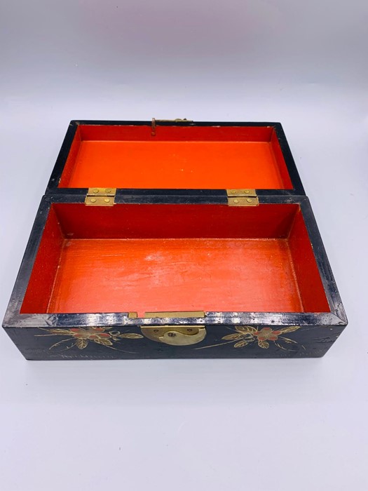 An Oriental decorated box, 19th Century. - Image 2 of 3