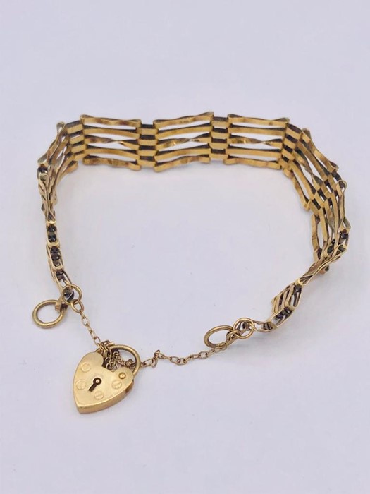 A 9ct yellow gold gate bracelet (8g)