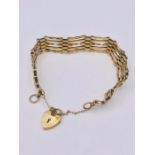 A 9ct yellow gold gate bracelet (8g)