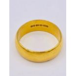 A 22ct yellow gold wedding ring (10.3g)