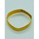 A yellow gold 22ct wedding ring (1.8g)