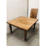 An oak Victorian dining table with extra leaf on castors (H73cm W124cm D120cm) or (H73cm D120cm