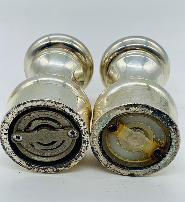 A silver salt and pepper set hallmarked for the year 2000 by maker MCH - Image 3 of 3