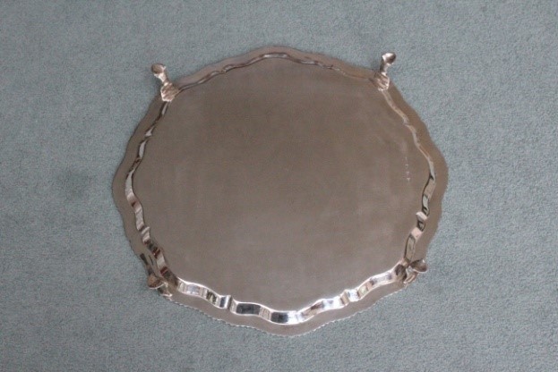 A Silver tray, hallmarked London 1968 on four feet by Henry Pidduck & Sons (1159g) - Image 2 of 3