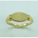 A 9ct yellow gold signet ring 3.18g