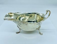 A Mappin and Webb hallmarked silver sauce boat, 1927-28