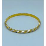 A 22ct yellow gold bangle in two tone gold (14.3g)
