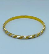 A 22ct yellow gold bangle in two tone gold (14.3g)