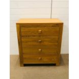 A solid oak four drawer chest with chucky square handles (H90cm W80cm D45cm)