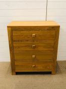 A solid oak four drawer chest with chucky square handles (H90cm W80cm D45cm)