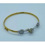 An 18ct yellow gold bracelet with three diamond daisies AF (6.5g)