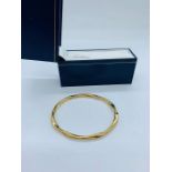 A 9ct yellow gold bracelet in box. (5.1g)