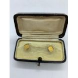 A boxed pair of 9ct gold shirt studs (2g)