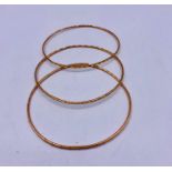 Three Persian gold bangles (18.8g) 22ct