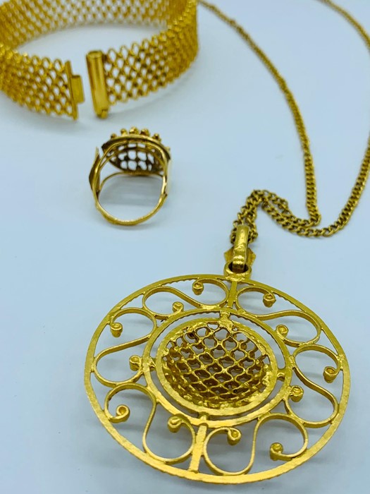 A 22ct Asian Gold Wedding set comprising a ring, pendant on chain and a bangle in a honeycomb design - Image 2 of 3