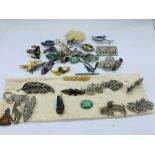 A volume of costume and vintage jewellery