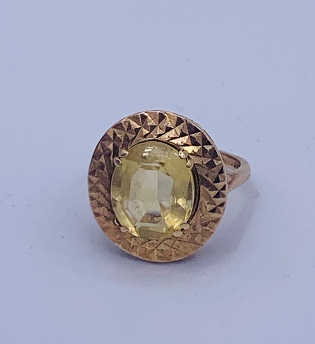 A Cocktail ring in a 9ct yellow gold mount