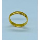 A 22ct yellow gold wedding ring (3.43g)