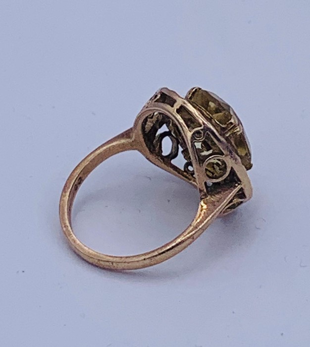 A Cocktail ring in a 9ct yellow gold mount - Image 2 of 5