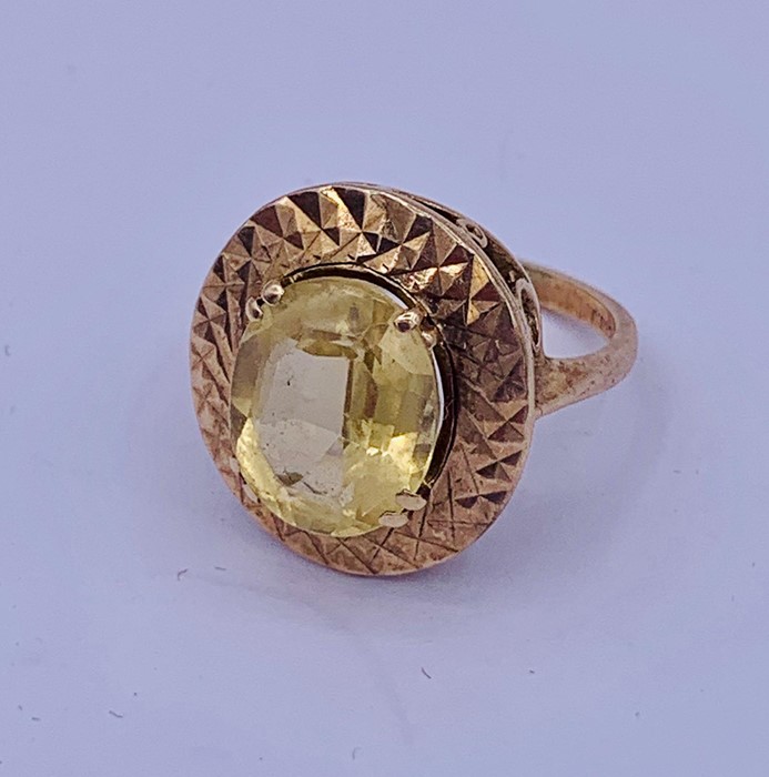 A Cocktail ring in a 9ct yellow gold mount - Image 4 of 5