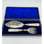 A cased set of silver fish servers with mother of pearl handles, Hallmarked Birmingham 1909