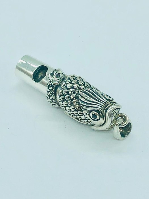 A silver whistle in the form of a fiah - Image 2 of 2