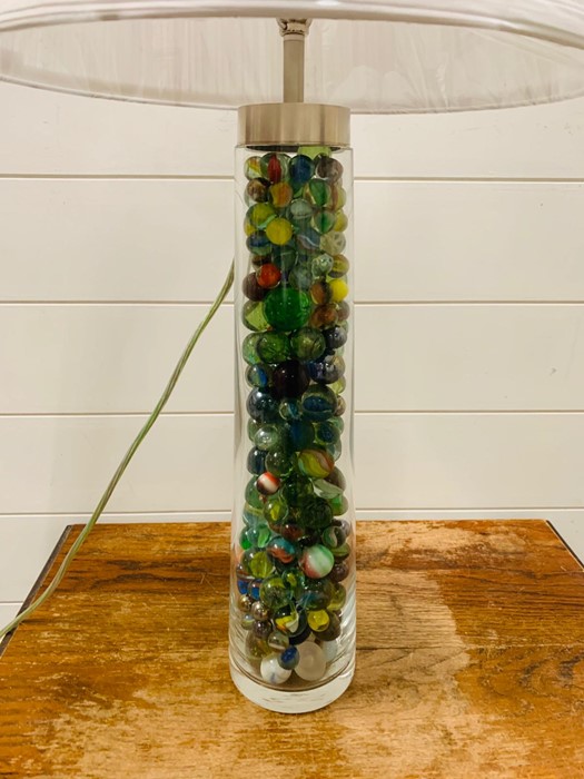A glass table lamp filled with marbles - Image 2 of 2