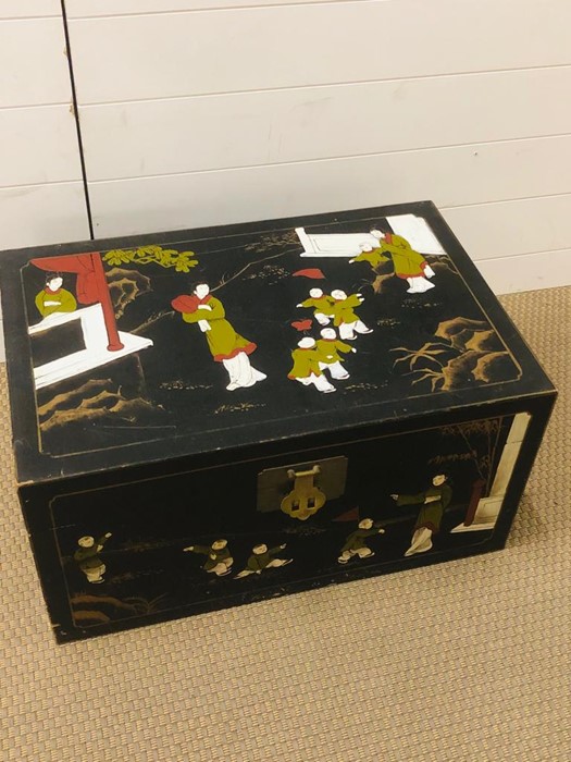 A hand painted Chinese wooden chest with brass fixings (H34cm D43cm W66cm) - Image 5 of 7