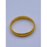 An 18ct yellow gold wedding band (4.37g)