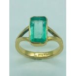 A 22ct yellow gold ring with green stone setting (4.9g)