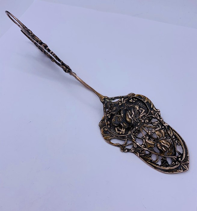 A Hazorfim Ltd serving tongs with foliate decoration - Image 2 of 2