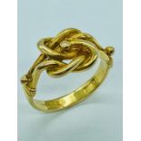 A 9ct yellow gold knot ring (3.6g)